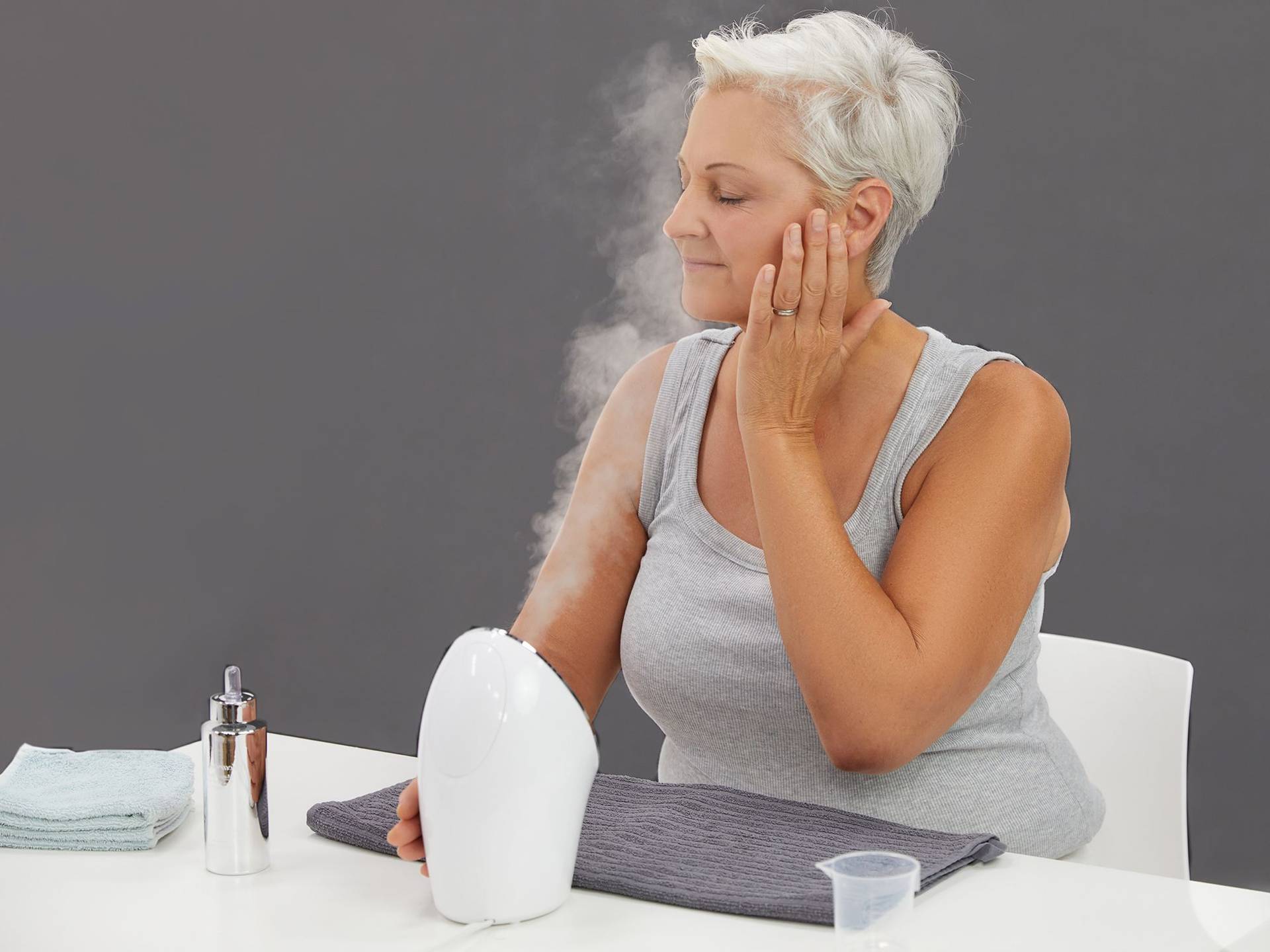 Tiefenreinigung und intensive Hydration mit Beurer Ionen Gesichtssauna Eine Frau genießt den Dampf der Gesichtssauna