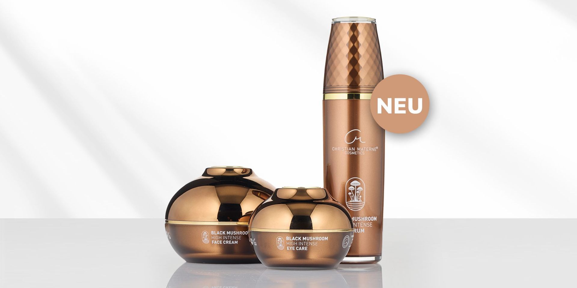 Black Mushroom - Vitalpilzpower für Ihre Haut Drei braune Kosmetikbehälter von Christian Materne Cosmetics mit goldfarbenen Deckeln aus der Pflegelinie Black Mushroom.