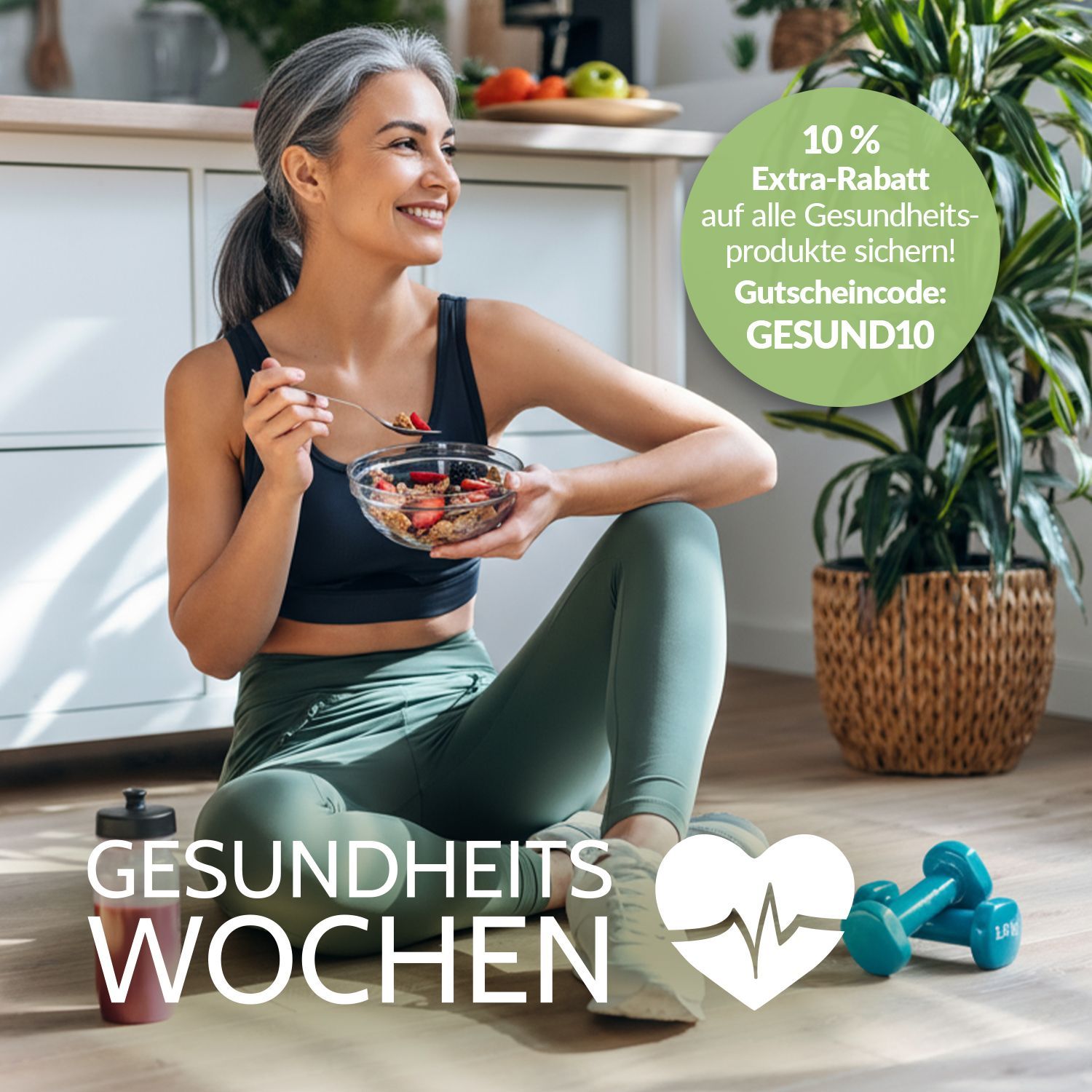 Gesundheitswochen Frau in Sportkleidung sitzt auf dem Boden, isst aus einer Schüssel, daneben Hanteln und Trinkflasche, Text mit Rabattangebot.