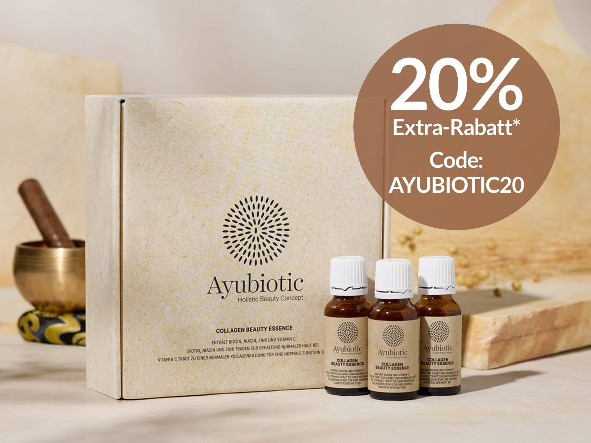 Ayubiotic® COLLAGEN BEAUTY ESSENCE Verpackung und drei kleine Fläschchen des Ayubiotic Collagen Beauty Essence vor hellem Hintergrund mit rundem Hinweis auf 20 Prozent Extra-Rabatt und Rabattcode AYUBIOTIC20